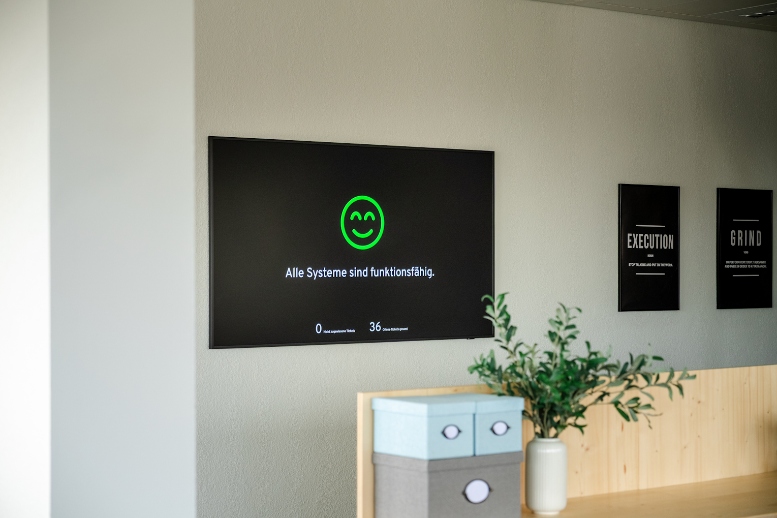 Bildschirm Monitoring-Display der Brogli Informatik: Alle Kundensysteme sind funktionsfähig – Echtzeit-Überwachung
